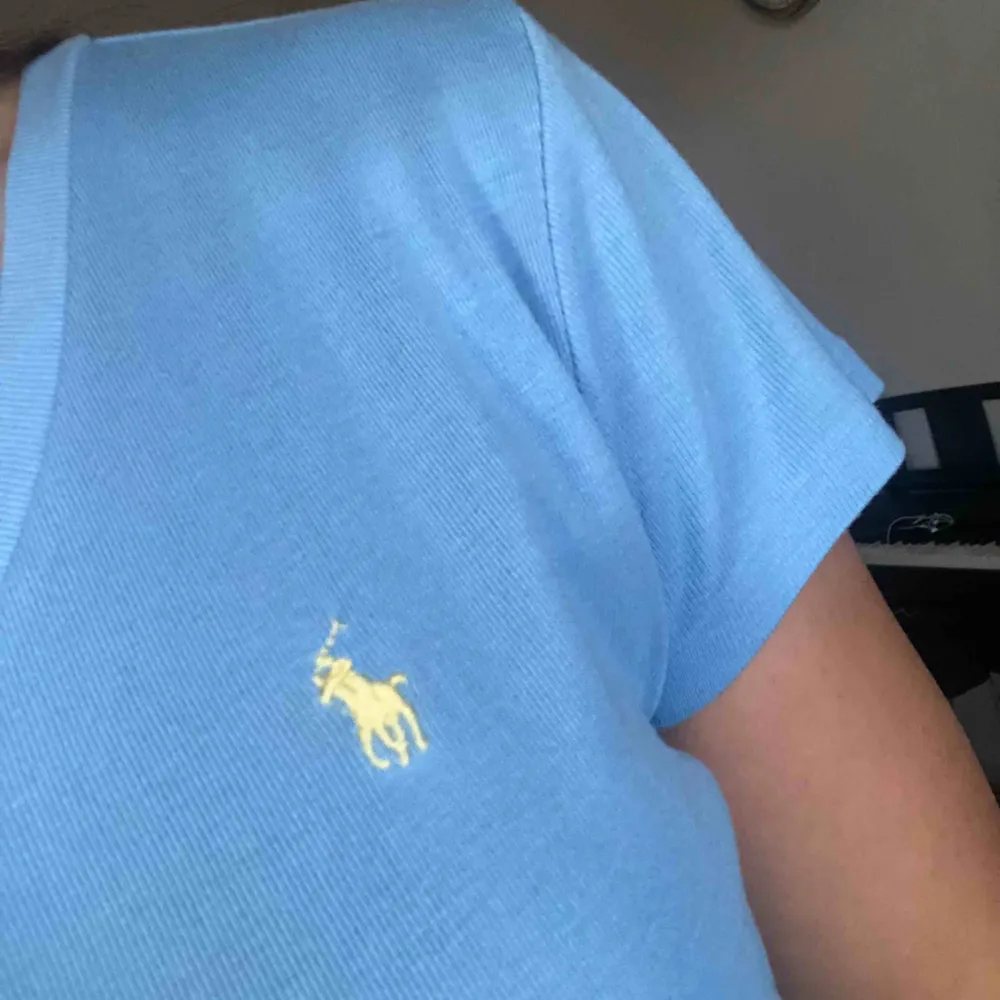 V-ringad t-shirt från Ralph Lauren är strl L i barnstorlek men motsvarar XS/S.  Säljes då den ej kommer till användning.   Frakten ingår i priset😊. T-shirts.