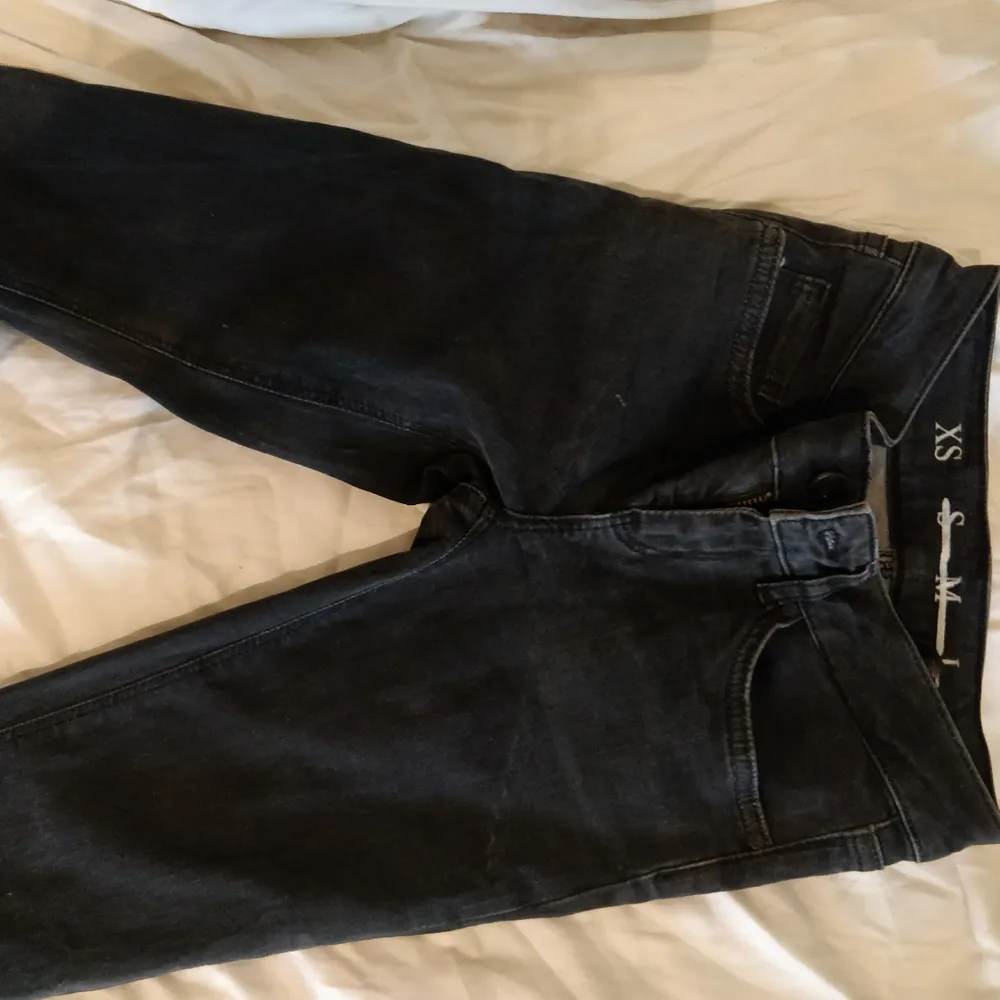 Perfect dark gray tight jeans from never denim! St orlek XS, medium-high in the waist, like new!. Jeans & Byxor.