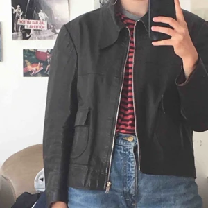  - 70tals(alt 90s goes 70s?) för 250 på Humana, felfritt skick. Passar mig perfekt som brukar vara strl 36-38. 