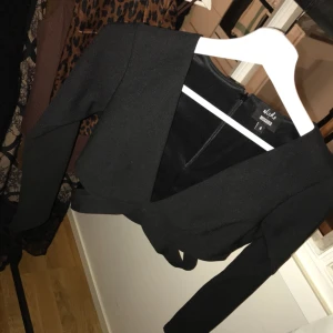  - Snygg v-ringad topp med cutouts från missguided säljes billigt, 30kr+frakt eller hämtas i Stockholm🌸