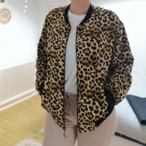  - Leopardjacka i nyskick