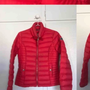  - Röd Abercrombie and Fitch jacka. Storlek XS. Köparen betalar frakten! 