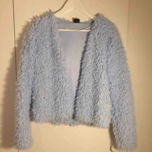  - Ljusblå fluffig jacka i storlek S från Gina Tricot