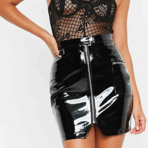  - Vinylkjol från missguided. Aldrig använd och lappar finns kvar.