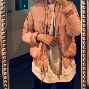  - Rosa fodrad bomberjacka från bikbok, använd 1 gång för en plåtning! Grymt snygg, håller en varm & bra passform. Storlek XS men passar en S också! Fler bilder kan skickas ifall en så vill. 