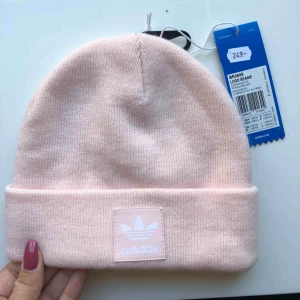  - Ljus rosa mössa från Adidas, aldrig använd endast testad med prislapparna kvar. Finns fortfarande att köpa i butik.  Nypris 249:-  Frakt 59kr 