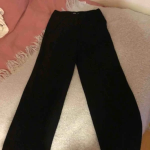  - Populära svarta kostymbyxor från bikbok, ”adriana”. Väldigt sköna och snygga! Köparen betalar frakt 🌸