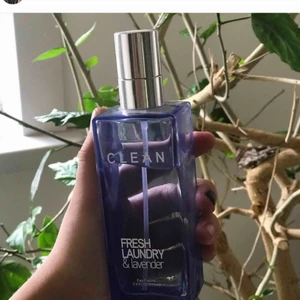  - CLEAN-parfym i doften fresh laundry & lavender 🔪 luktar nytvättat, SÅÅÅÅÅÅ NICE 🤤🤤🤤 men jag har tröttnat på lukten eftersom jag har använt den mycket under en kort period, mycket parfym kvar, köpare står för frakt 🌹