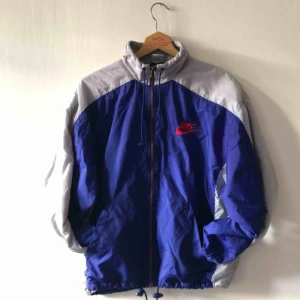  - Fet vintage jacka från Nike. Stort broderat tryck på ryggen. Kan hämtas i Uppsala eller skickas mot fraktkostnad 