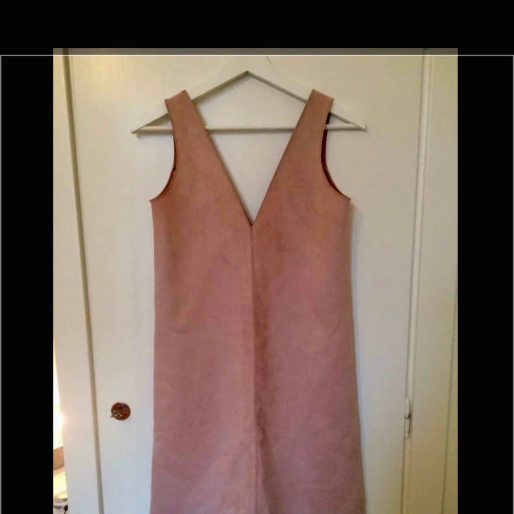 Helt ny rosa klänning i mockaimitation, fortfarande med prislapp. Populär klänning som var svår att få tag i förut, ett plagg som Kenza använde mycket när det släpptes. Den har endast hängt i min garderob på en galge... Klänningar.