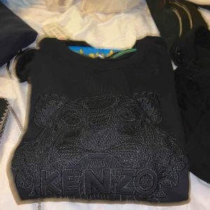  - Kenzo tröja sitter som en s/m👍🏼 Aldrig använd  