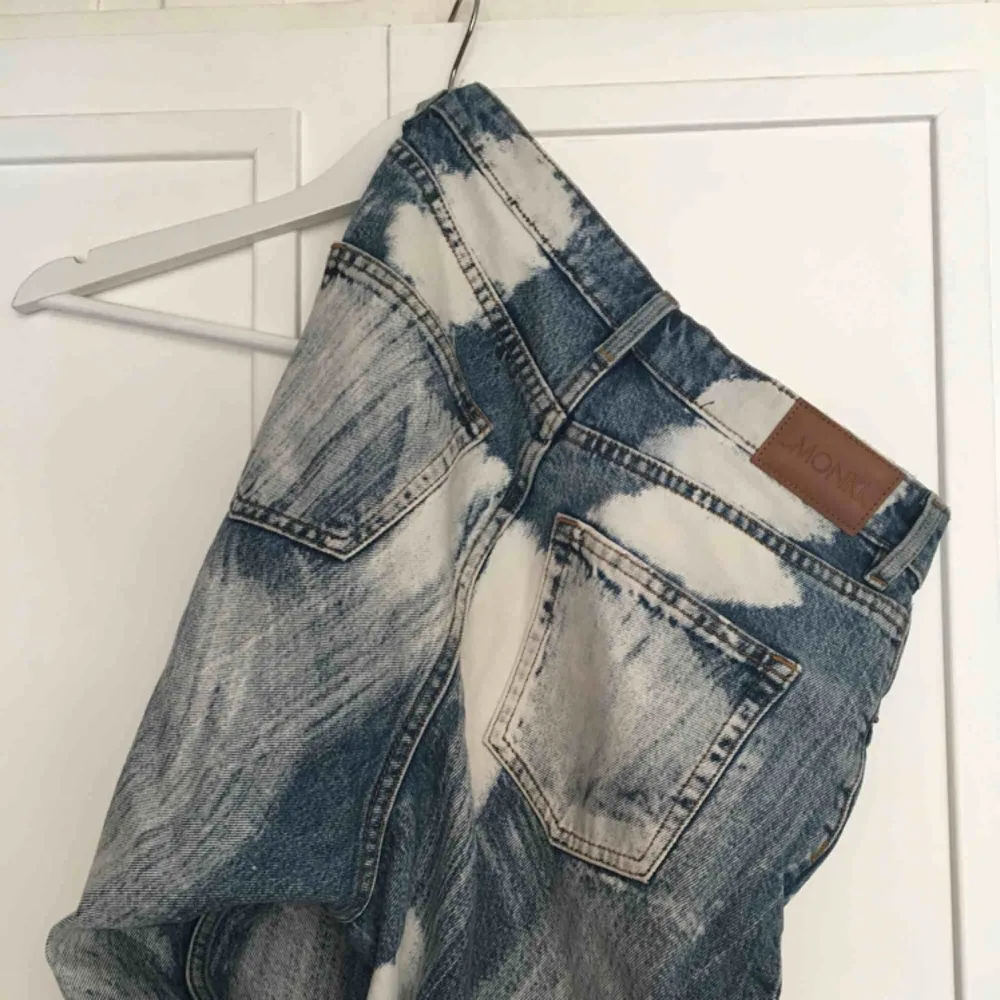 Supercoola jeans från Monki med vita penseldrag på, säljs då de är för små på mig. . Jeans & Byxor.