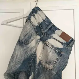 Supercoola jeans från Monki med vita penseldrag på, säljs då de är för små på mig. 