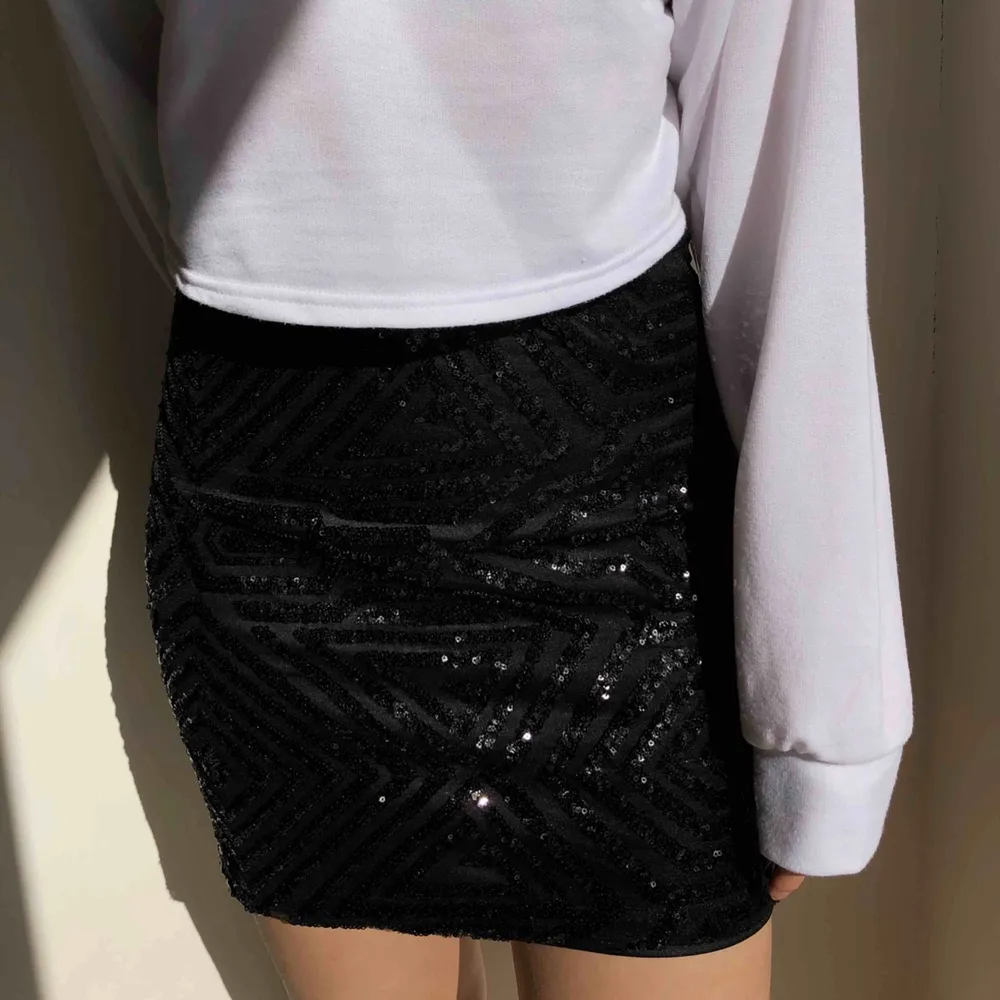 Paljett kjol, använd 1 gång, fint skick!💕 helt vanligt svart tyg på baksidan😘. Kjolar.