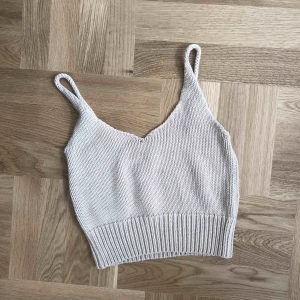  - Beige croptop, utmärkt skick.   Köparen står för frakt, kan även mötas upp i Stockholm ☺️