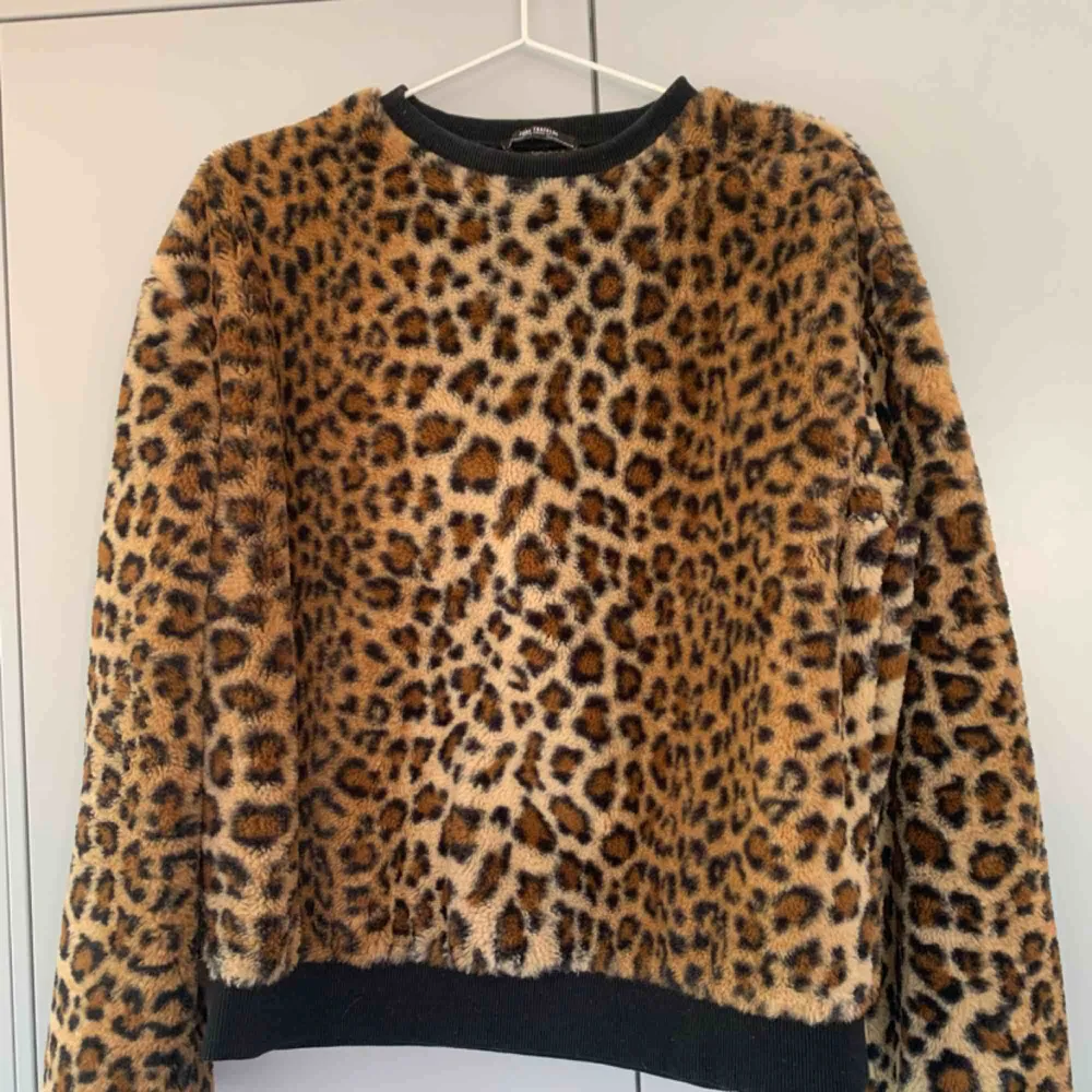 Sjukt fin leopard tröja i tjockt material! Super fint skick och inte särskillt använd.. Tröjor & Koftor.