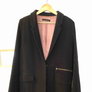  - Svart fin kappa fodrad med rosa sidentyg.  Fint skick.