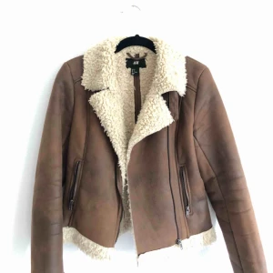  - Mocka imitation med innerfoder från H&M, passar även en S