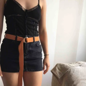  - Orange skärp med två ringar som spänne