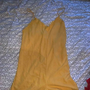  - Jumpsuit, spets upptill och nertill. Små smala axelband. Från zara. 