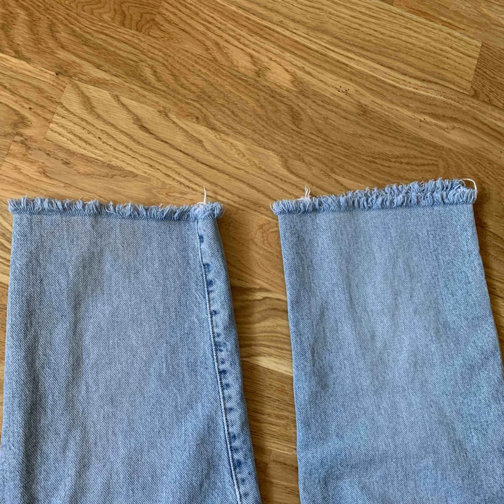 Calvin Klein jeans i storlek 6/S,  Hittade dessa hos min mormor så antar att de är mina bröders gamla byxor därför kan de vara från 90-talet,  🐞Frakt 74kr🐞. Jeans & Byxor.