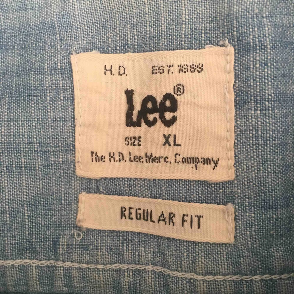 Ljusblå Lee skjorta i storlek XL, regular fit. Skjortor.