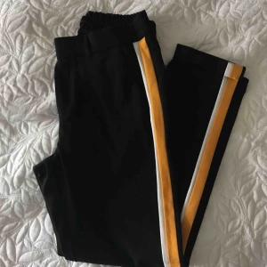  - Jättefina byxor med gula och bita revärer🥰 tyvär gör små för mig😥 frakt tillkommer