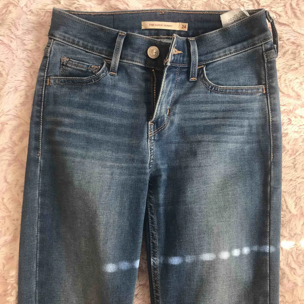 Fina jeans nu till sommaren! dessa är knappt använda! Säljer pga för små💛. Jeans & Byxor.
