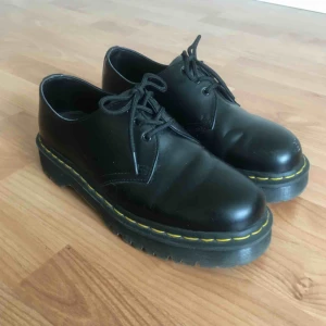  - Låga dr Martens i modellen 1461 Bex. Mycket bra skick! Lite vita märken längst fram men går bort med svart skokräm. Nypris 1700 kr