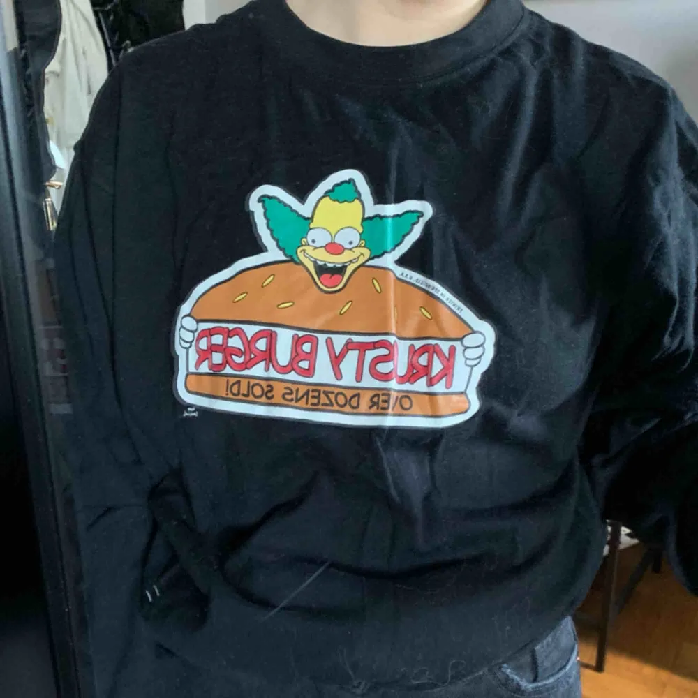 Svart långärmad tröja från carlings med the Simpsons tryck på (bak & fram). Använd 2 ggr. Storleken är en herr S. Köpare står för frakt på 50kr✨. T-shirts.