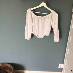  - Vit off shoulder topp i tunt och somrigt material, inte speciellt mycket använd och är i fint skick😊