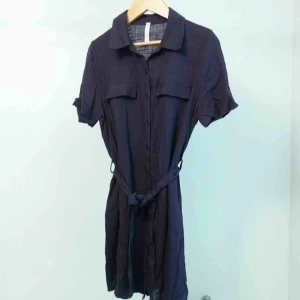  - Fin skjortklänning  Storlek XS  Hämtas i Bromma eller skickas. Köparen står då för frakt