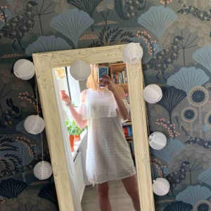  - Söt klänning från Leftie! Passar mig bra som har storlek XS/S. Använd endast en gång. Frakt inräknat i priset, tar endast swish. Bara att skicka en fråga om du undrar något! 