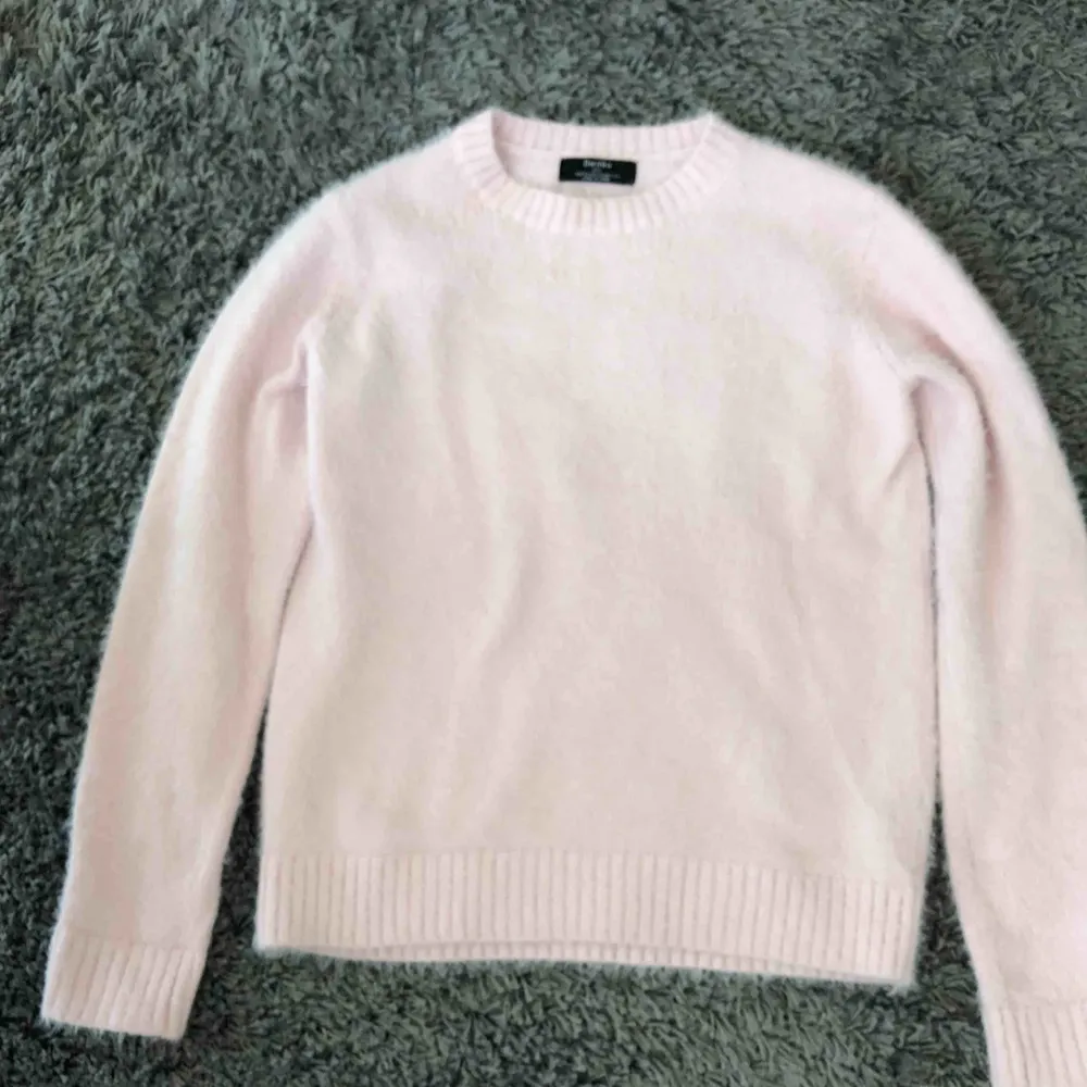Denhär rosa tröjan från Bershka är super mysig, mjuk och skitsnygg. Den är i storlek XS.  Orginalpris: 299kr Säljs för: 70kr. Tröjor & Koftor.