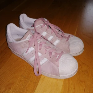  - Adidasskor med rosa mocka, frakten ingår i priset. Använda ett fåtal gånger. 