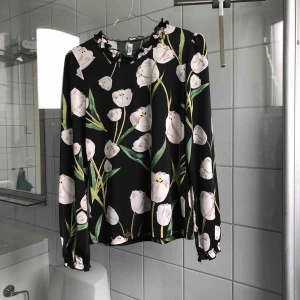  - Gullig blommig tröja, köpt på Whoops