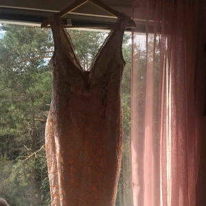  - Beige sexig klänning som jag har endast burit en gång. Passar perfekt!  Pris kan förhandlas. 