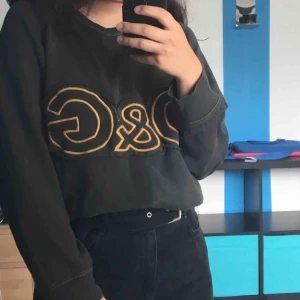  - Dolce and Gabbana tröja köpt på humana! Är troligtvis från 90-talet. I bra skick.