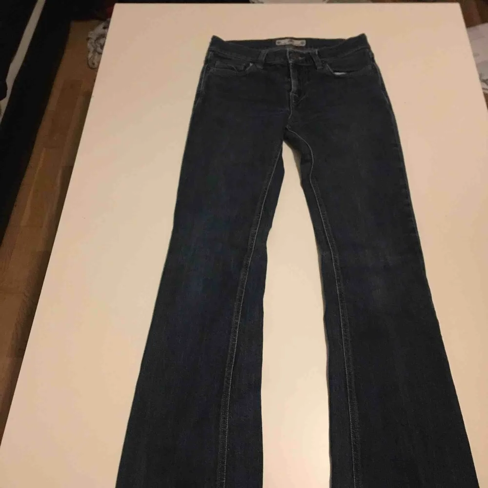 Nästan aldrig använda fornarina bootcut jeans i mörkblå. Jeans & Byxor.