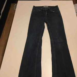  - Nästan aldrig använda fornarina bootcut jeans i mörkblå