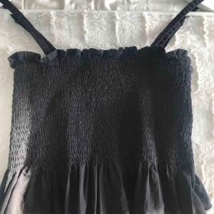  - Svart gullig topp från Nelly  Frakt tillkommer eller mötas upp inom Stockholmsområdet.