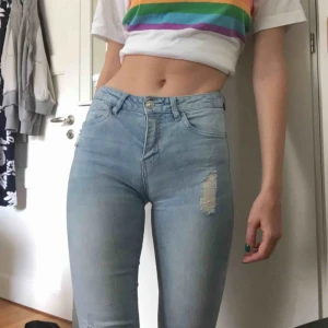  - Raka tighta jeans med dekorationsslitningar 💫 frakt tillkommer, möts annars i sthlm