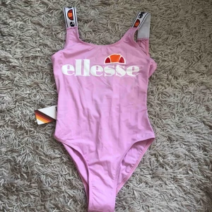  - Helt oanvänd! Etiketterna kvar!  Säljs p.g.a. för liten storlek!  Köpt för 38€, säljs för 300kr!  Storlek: 36