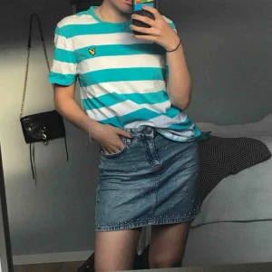  - Fräsch T-shirt från Lyle & Scott som passar på S och M! 