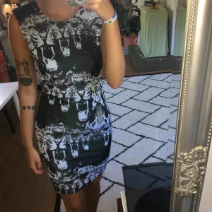  - Cool klänning med tigrar på. Aldrig använd. Frakt tillkommer. 