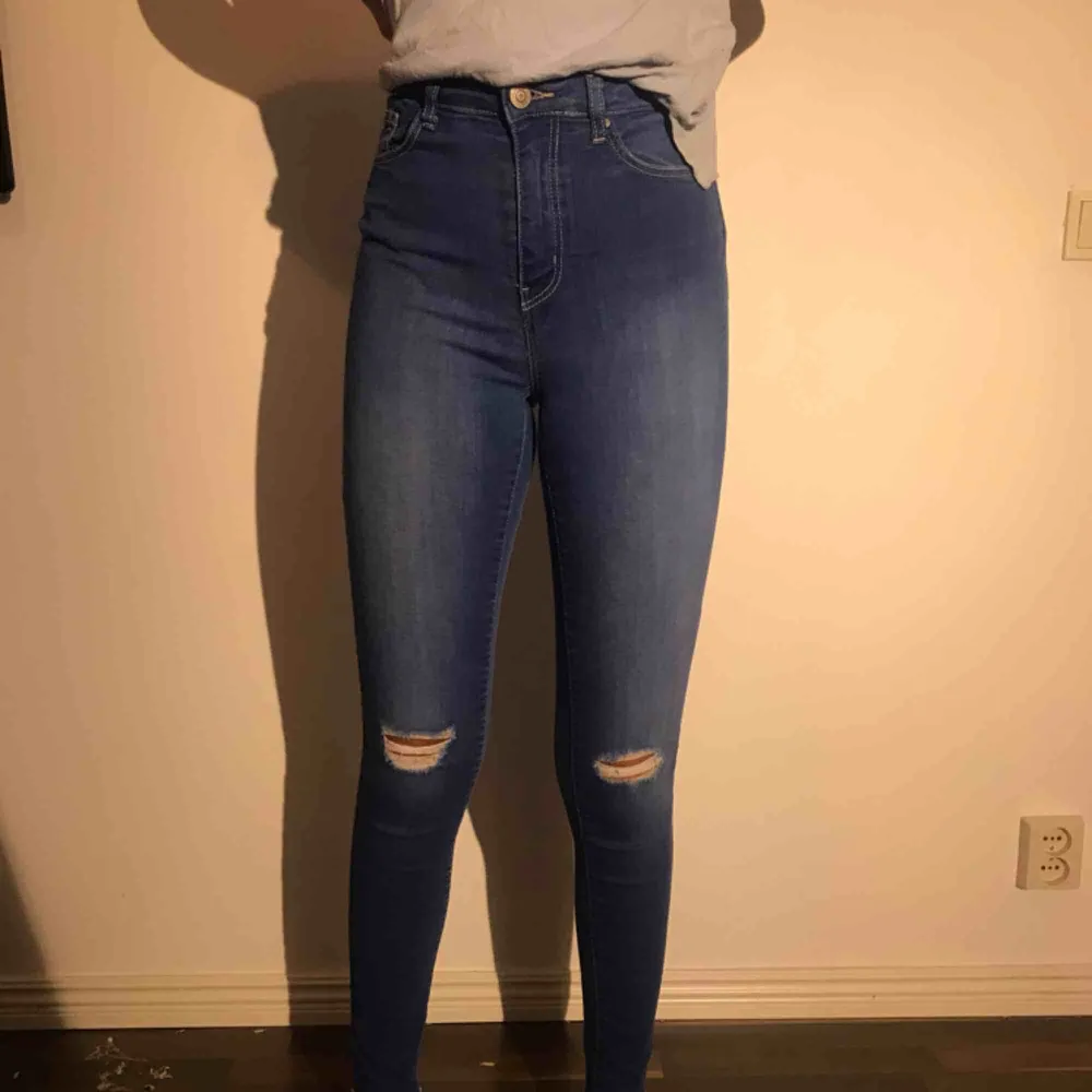 Blåa och långa jeans i storlek S från Tally Weijl. Endast provade. Suupersmal modell men jättestretchig!  Curve & shaping-funktion som framhäver både rumpa och höfter.  (Skrev h&m för att Tally Weijl ej finns här). Jeans & Byxor.