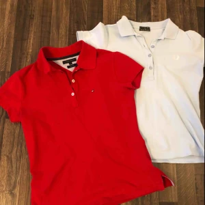  - 1 stk blå Fred Perry 1 stk röd Tommy Hilfiger De Passar bäst för XS eller S.  Priset för båda 150kr