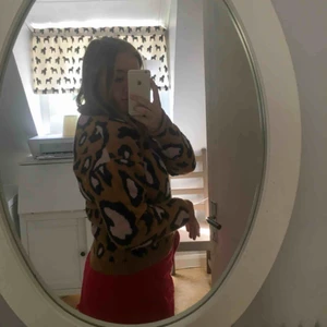  - Jätte fin tröja med leo mönster från Nakd om jag minns rätt! 🙂 Snygg att matcha med lackbyxor och ett maffigt skärp! Perfekt till sena sommarkvällar eller ruskigt höstväder!  Frakt tillkommer. 🌟