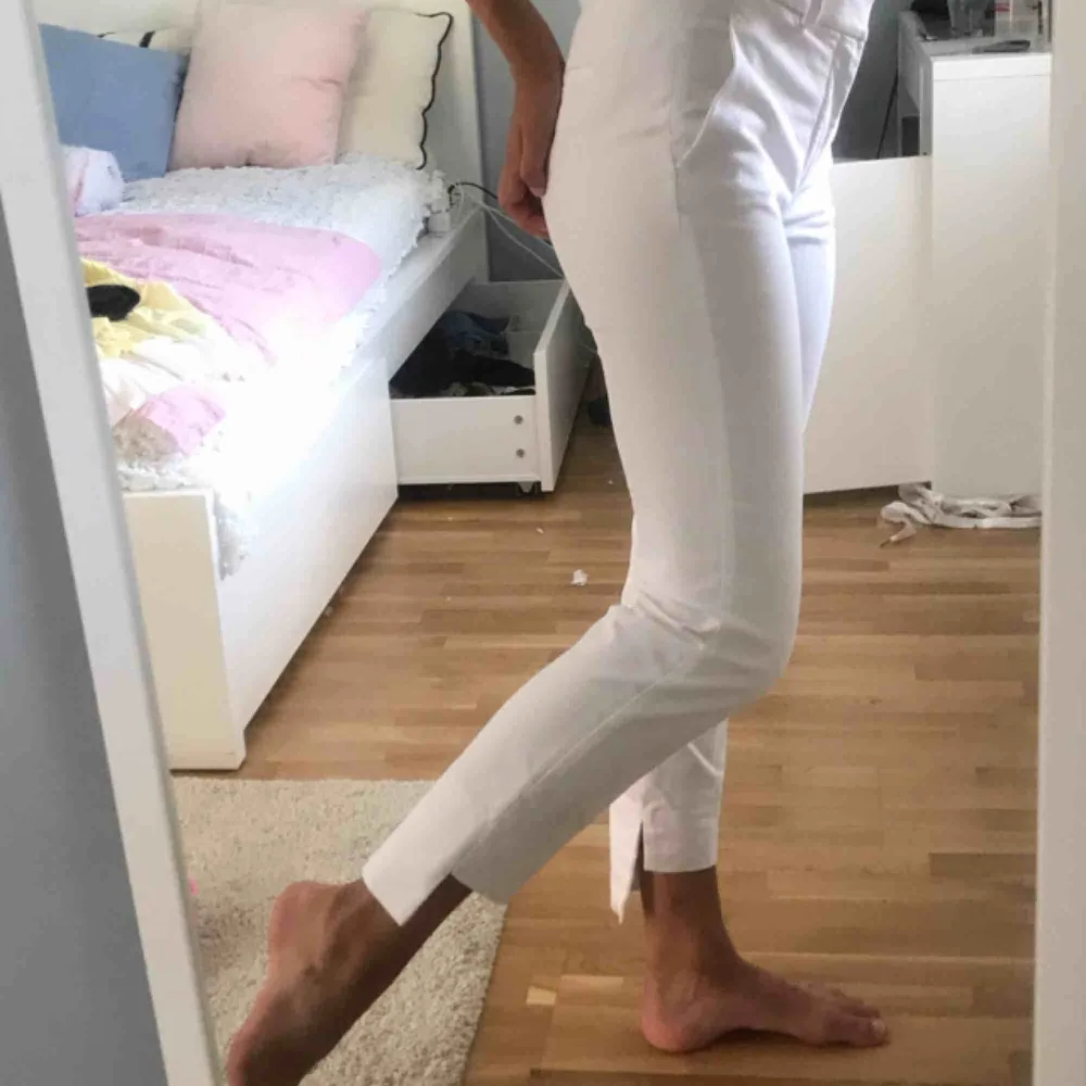 vita kostymbyxor från zara. något längre i bak. . Jeans & Byxor.