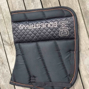  - Ett svart schabrak med orange detaljer, den rutiga delen är mörk mörk brun. Använd upp till 3 ggr. Nypris 500kr mitt pris 200kr